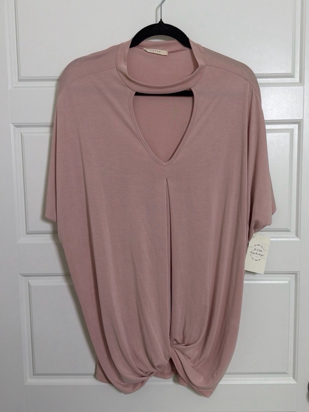 Entro NWT  Blush Pink Keyhole Twist Front Top Size M